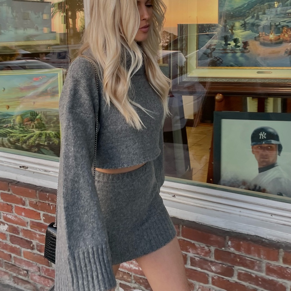 Turtle neck and skirt set - Picture 4 of 5